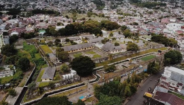 TRANSFORMASI DIGITAL UMKM REMPAH TERNATE MELALUI WISATA BELANJA DIGITAL BERBASIS QR CODE
