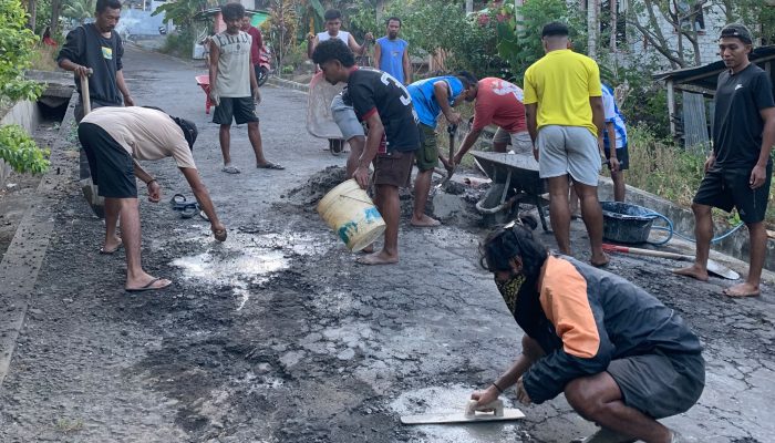 ​Inisiatif Pemuda Al-Maqam: Tambal Jalan Berlubang Secara Swadaya demi Keselamatan Warga